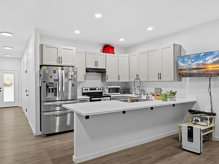 156 Allison Ave — Photo 3