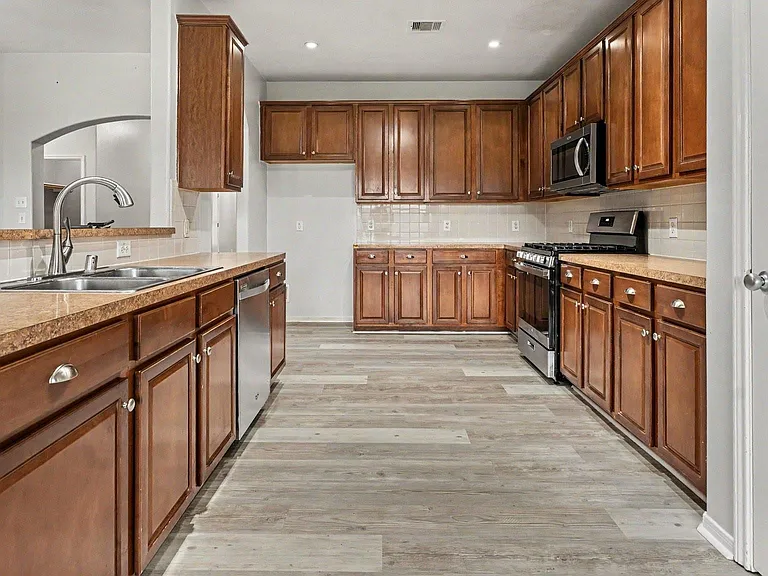 8410 Piping Rock St — Photo 7