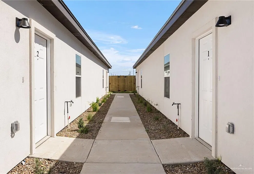 3 bed, 2.0 bath, 956 sqft, $1,150 — Photo 3
