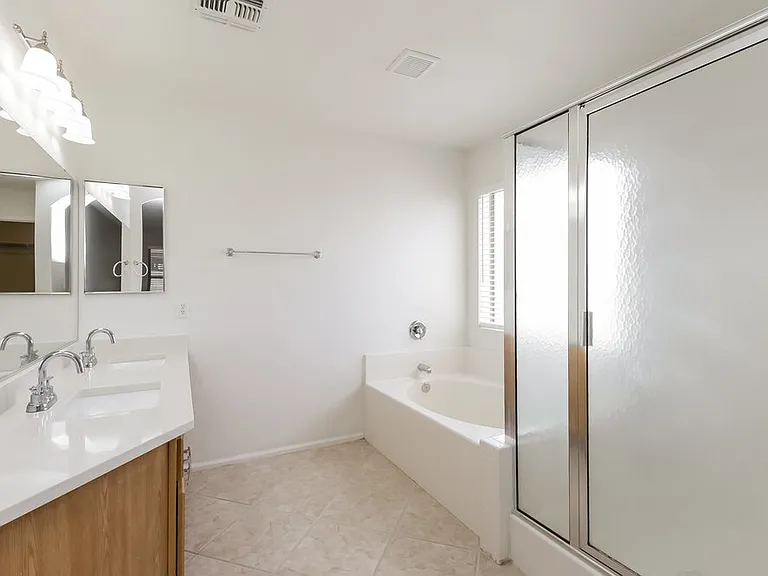 1427 E Vernoa St — Photo 10