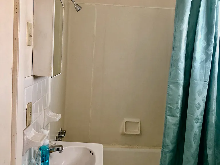 Bathroom w/tub