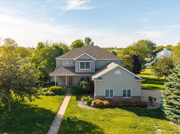 102 Meadowland Dr, Lexington, IL 61753