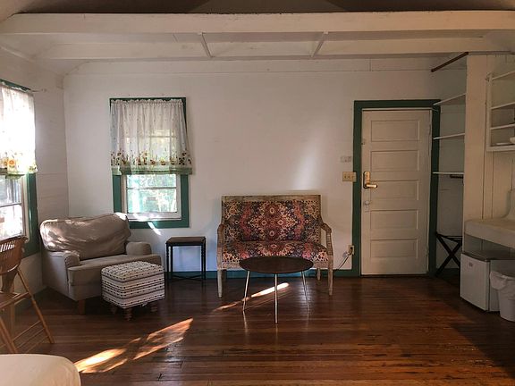 5th image of 923 NE 3rd Ave