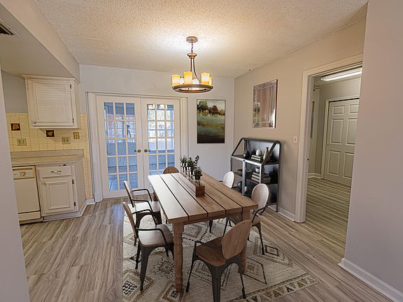 4th image of 425 NE Electra Avenue