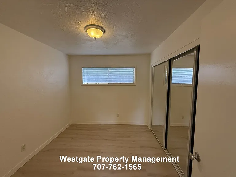 360 E School St — Photo 9