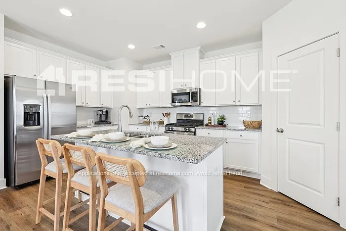 3 bed, 2.5 bath, 1765 sqft, $2,199 — Photo 3