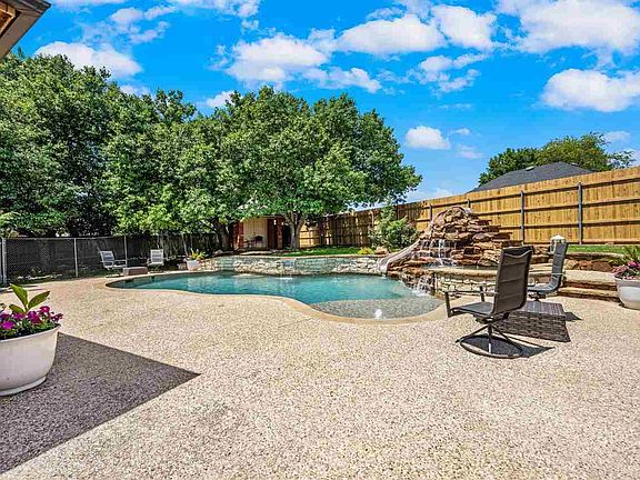 4th image of 7615 NW Castlerock Pl