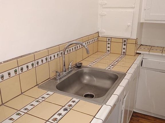 2nd image of 2034 Argyle Ave APT 111