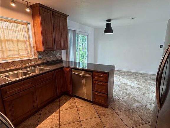 5th image of 713 Plaza Dr