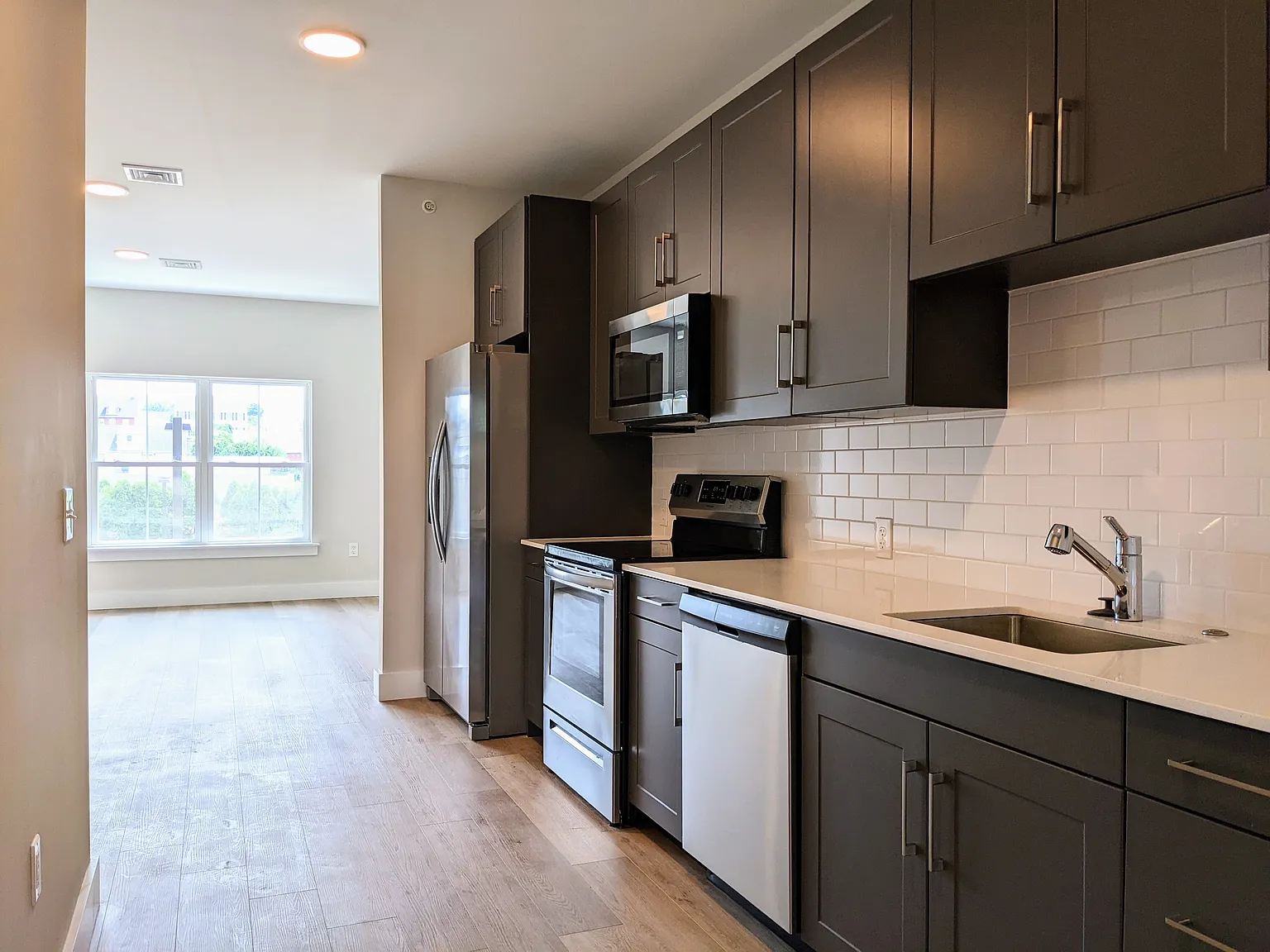1 bed, 1092 sqft, $1,898 — Photo 1