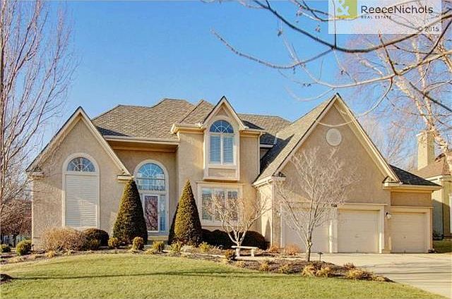 Meticulous 1.5 sty in sought after Pavilions