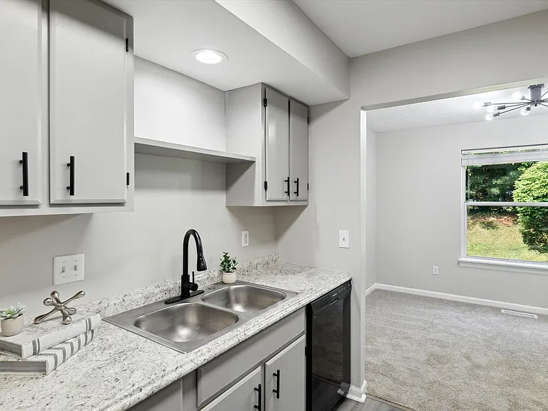 Hunter's Pond Apartments — Photo 12
