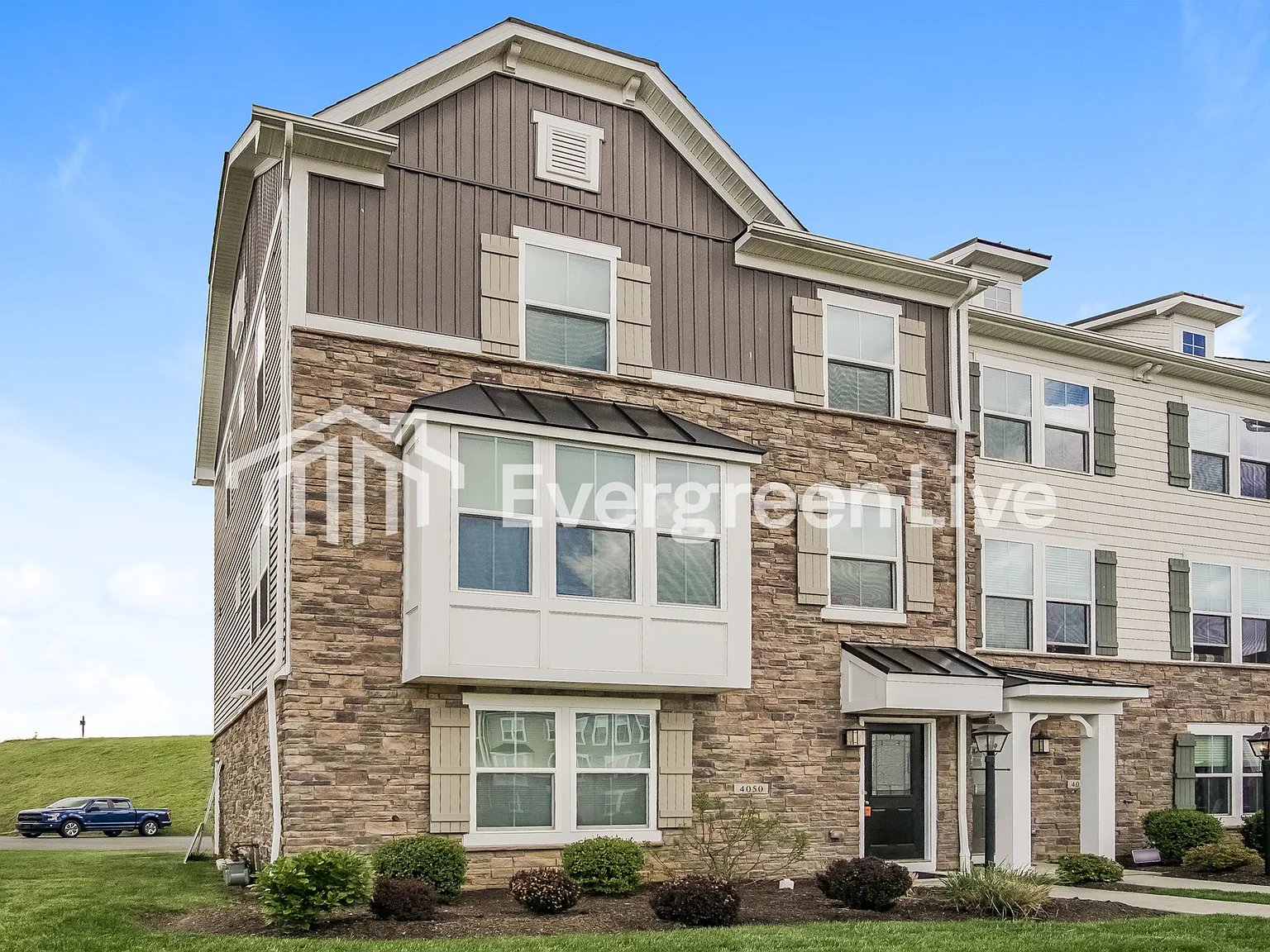4 bed, 2.5 bath, 1940 sqft, $2,245 — Photo 2