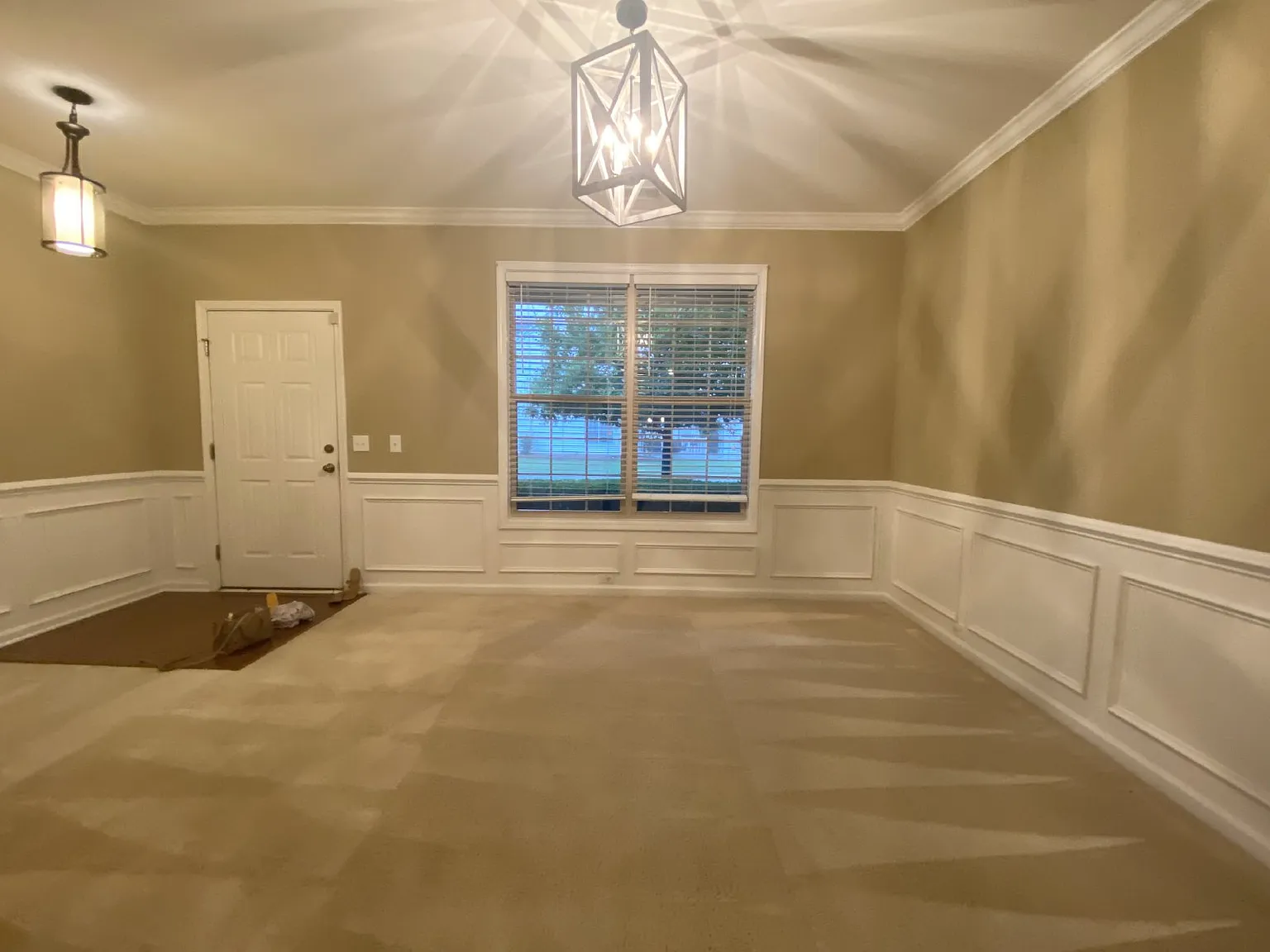 5 bed, 2.5 bath, 2820 sqft, $3,095 — Photo 4