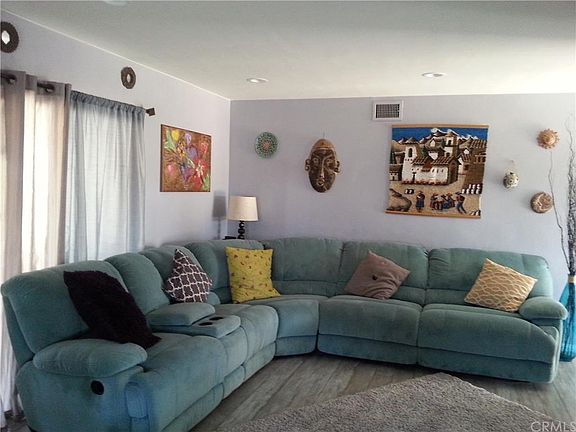 3rd image of 1059 E Dover St