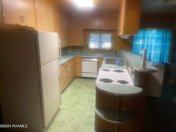 4th image of 2070 W Main St
