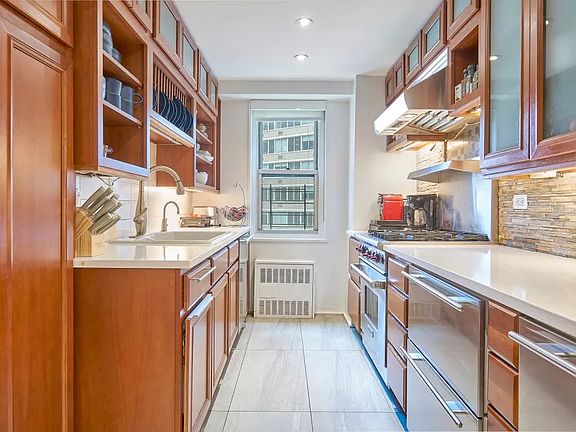 3rd image of 400 E 54th St APT 9F