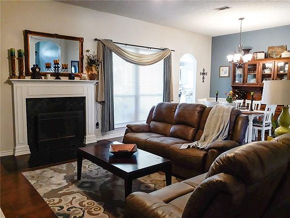 4th image of 301 Comiskey Ct