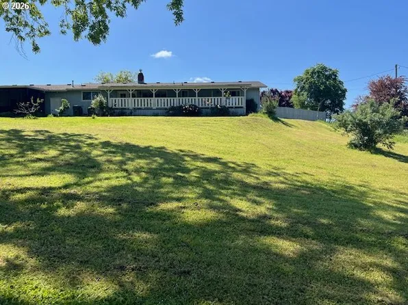 207 NE Spencer Ct, Roseburg, OR 97470