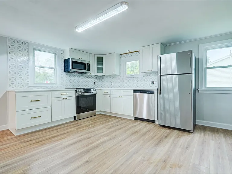904 Lake Rd — Photo 2