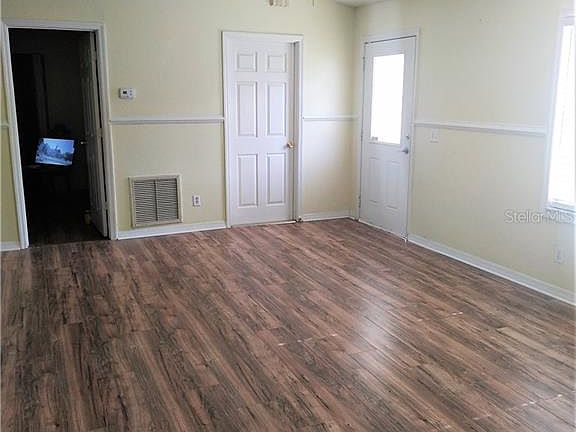 5th image of 1102 Evergreen Pl