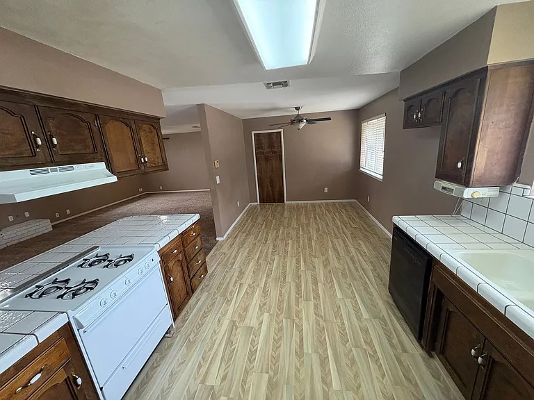 2232 E Paradise Ave — Photo 10