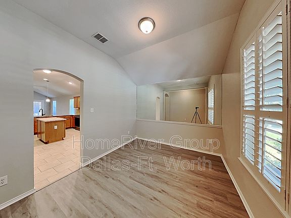 4th image of 1024 Prairie Heights Dr