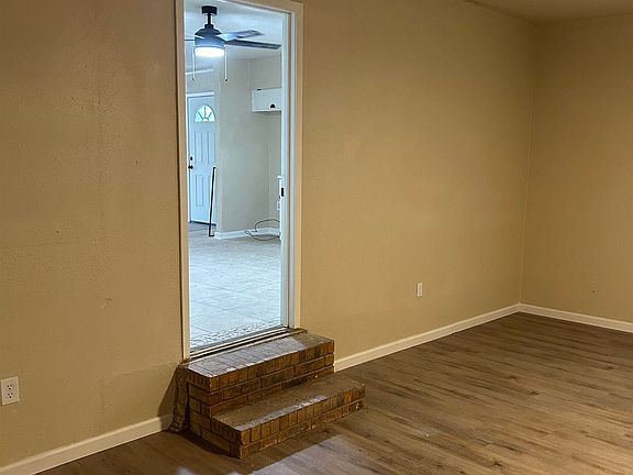 4th image of 209 W South St