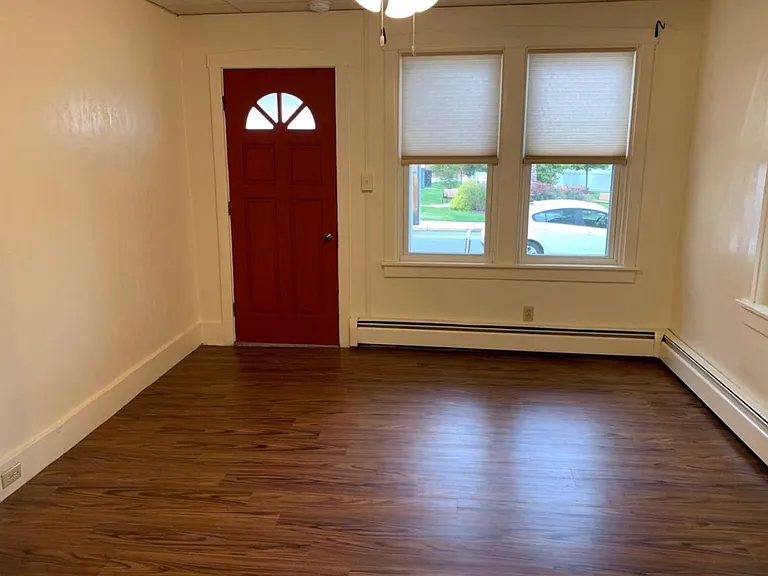 147 N State St — Photo 2