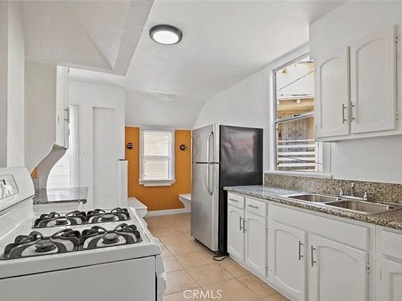 4th image of 2116 S Palm Grove Ave
