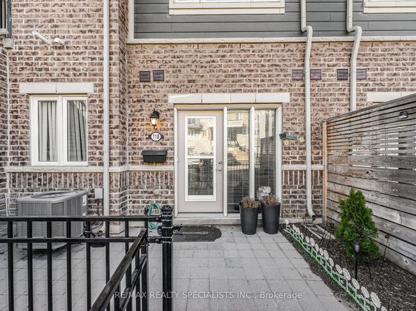 250 Sunny Meadow Blvd #118, Brampton, ON L6R 3Y6