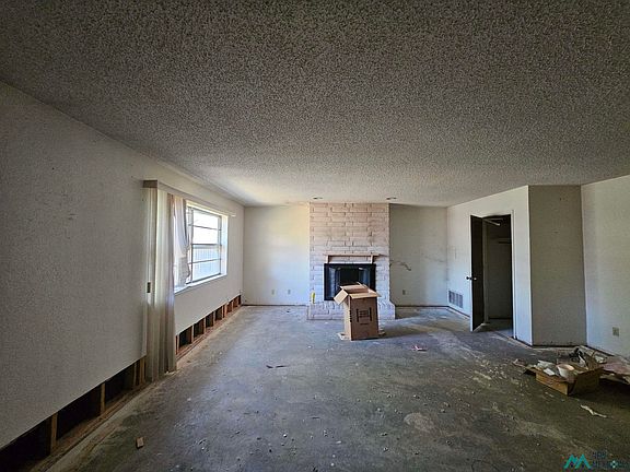 3rd image of 608 W Twin Diamond Rd