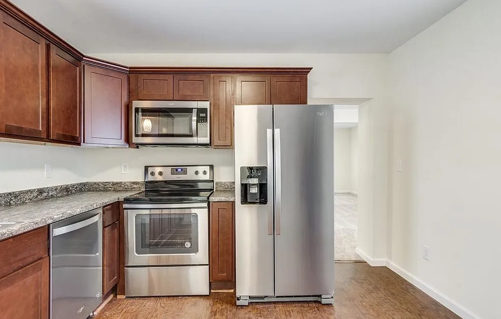 3 bed, 1007 sqft, $1,900 — Photo 3