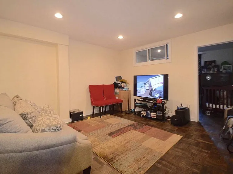 720 E 31st St #2F — Photo 3