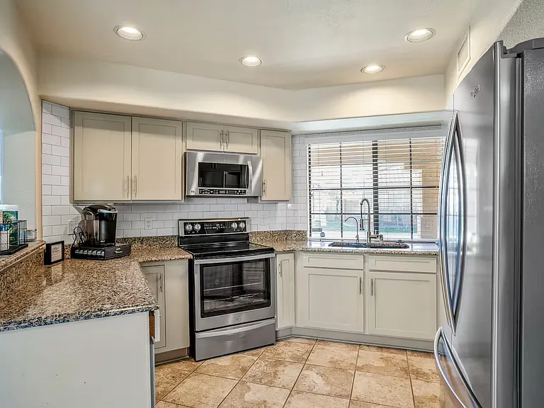 Full kitchen