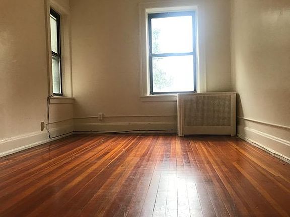 5th image of 142 Caryl Ave