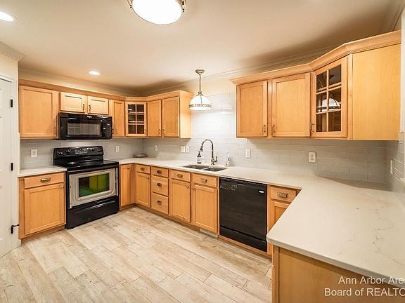 4th image of 6192 Boyne Dr #9