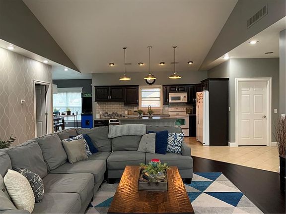 3rd image of 12519 Parkview Dr