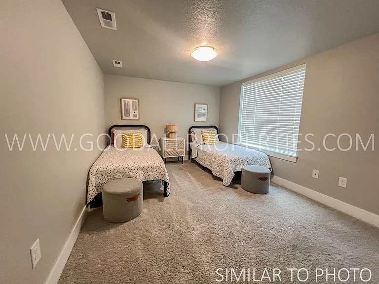 610 NE Hunter Dr — Photo 14