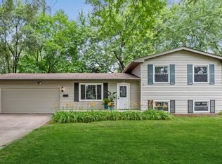 6 Surrey Ln, Crystal Lake, IL 60014