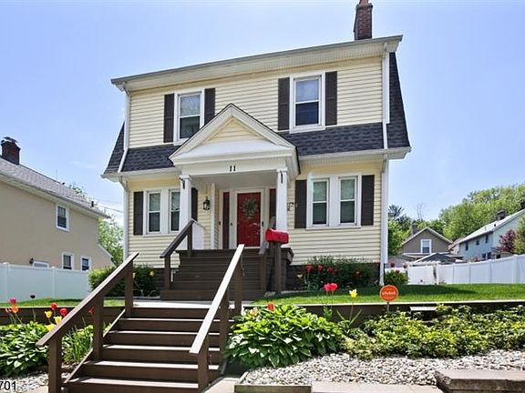 3rd image of 11 Park Dr S