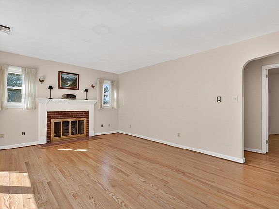 5th image of 17421 Spotswood Trl