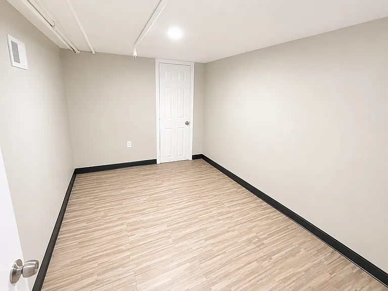 10-12 Nursery St #1R — Photo 8
