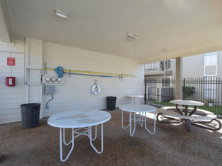 Northlake Manor Apartments — Photo 17