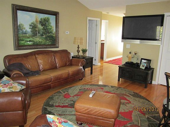 4th image of 213 E Wilkshire Pl