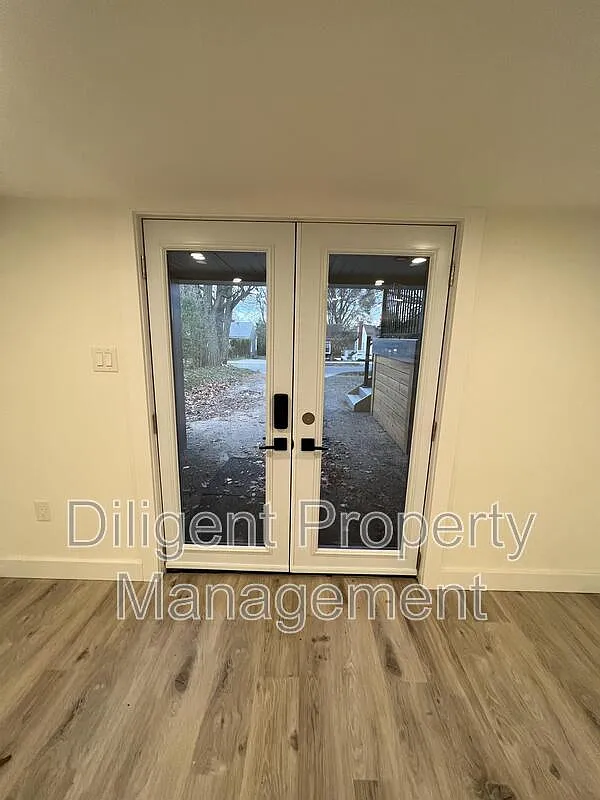 2 bed, 1.0 bath, $1,900 — Photo 3