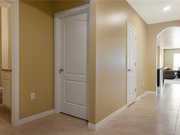 4th image of 340 Holly Berry Dr
