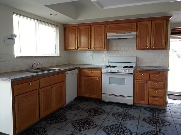 Kitchen w/ granite countertops new hood