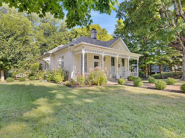 221 Walnut St — Photo 2