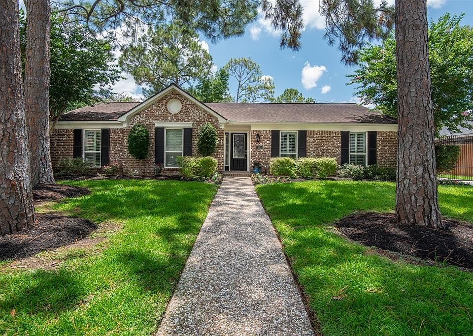 Welcome home! The homes screams curb appeal!